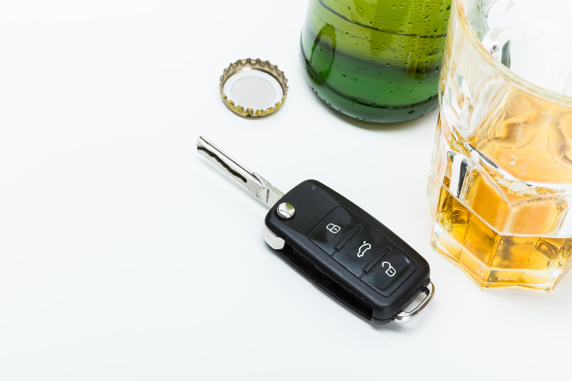 Clés voiture sur la table avec alcool